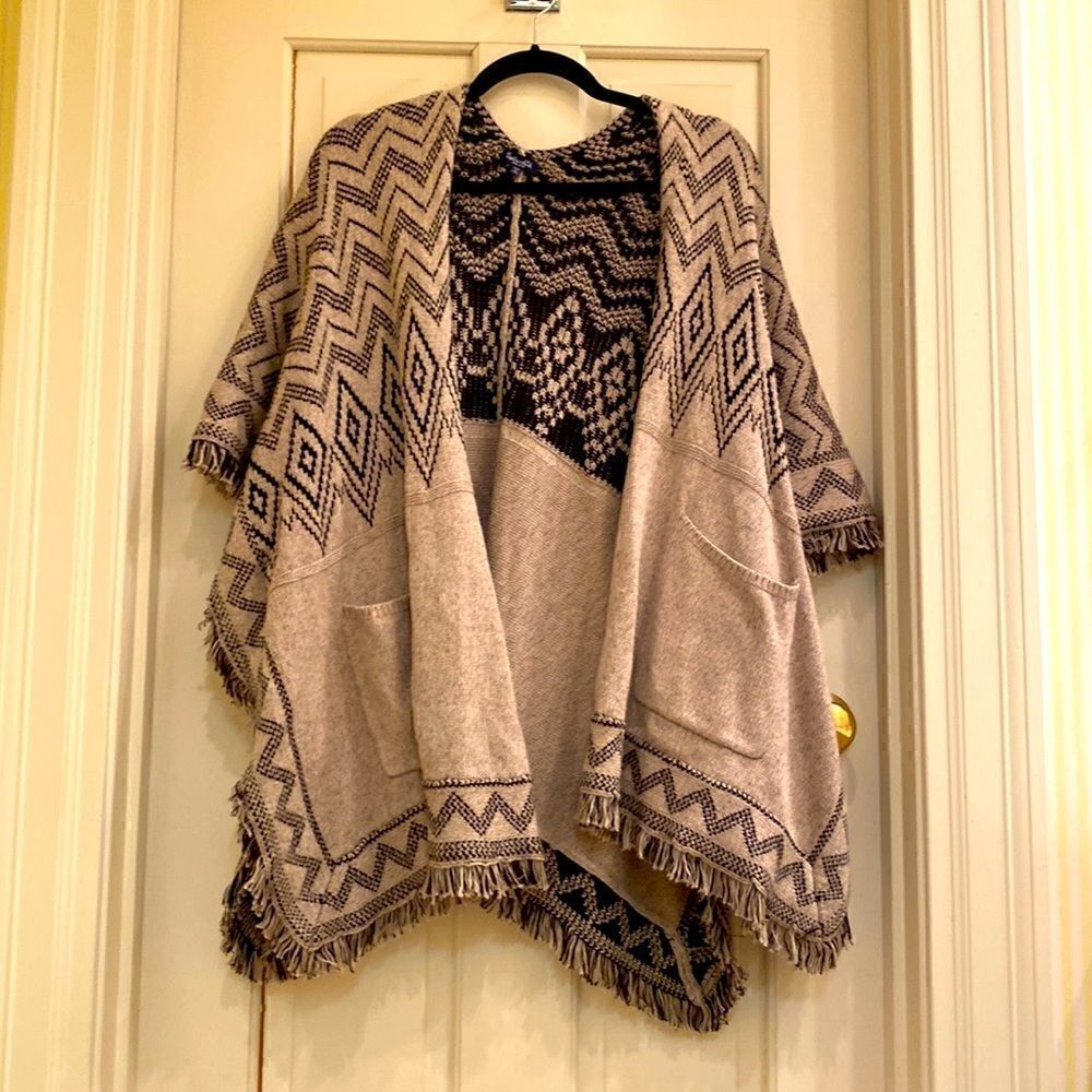 Splendid one size fringe cape